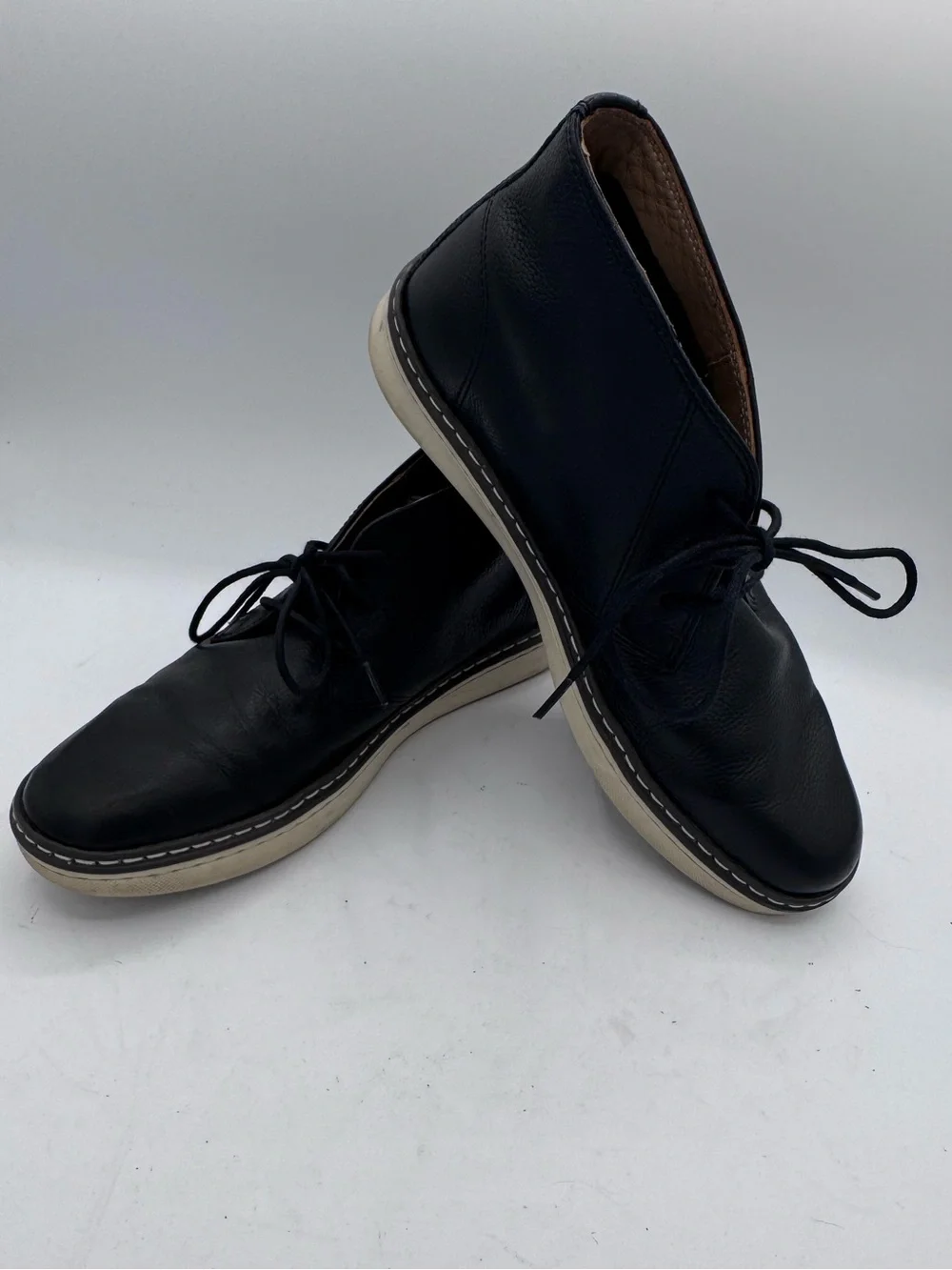 Johnston & Murphy Youth Black Leather Chukka Boots with Contrast Sole -Youth 4.5